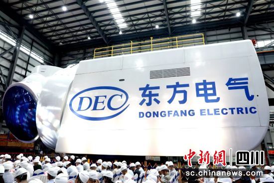 全球最大18兆瓦直驱海上风电机组下线仪式现场。中国人生就是博中国官网电气集团有限公司供图